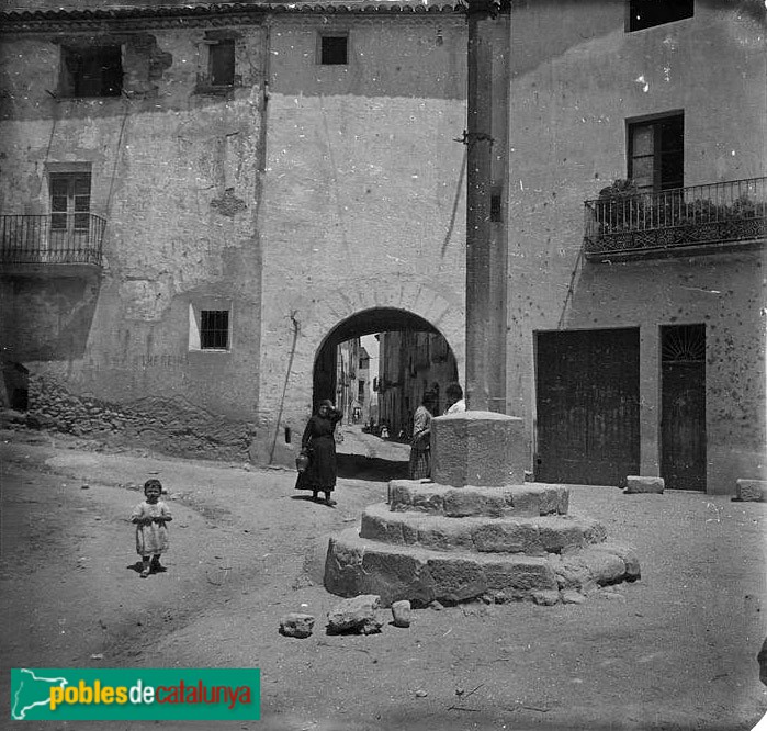 Vallmoll - Portal de la Creu (Foto: Josep Salvany -Fons Salvany, Biblioteca de Catalunya-, 1919) Vallmoll - Portal de la Creu