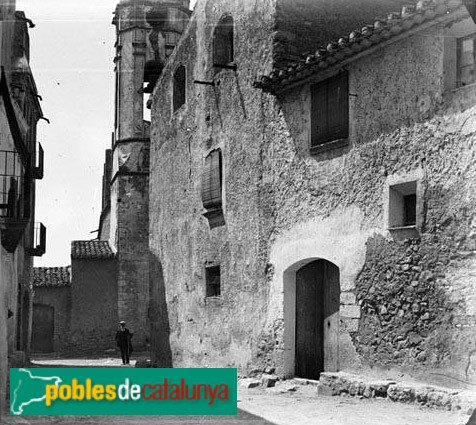 Valls - Carrer de Fontscaldes, amb el campanar al fons