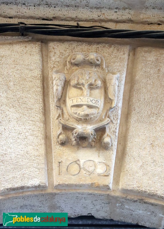Valls - Ca Teixidor, escut a la llinda de la porta (Foto: Albert Esteves, 2019) Valls - Ca Teixidor, escut a la llinda de la porta
