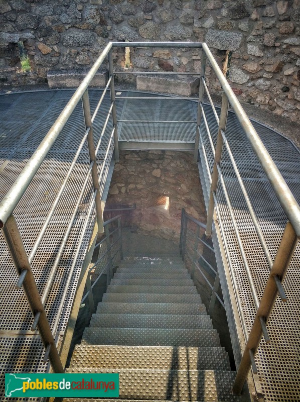 La Jonquera - Torre del Serrat de la Plaça, interior (Foto: Gas Mountain, 2019) La Jonquera - Torre del Serrat de la Plaça, interior