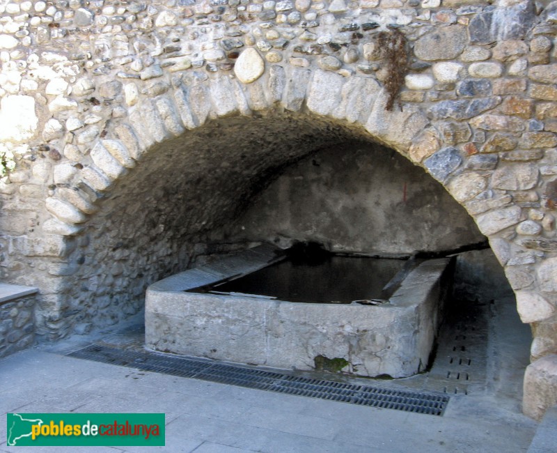 Puigcerdà - Safareig de les Monges (Foto: Albert Esteves, 2006) Puigcerdà - Safareig de les Monges