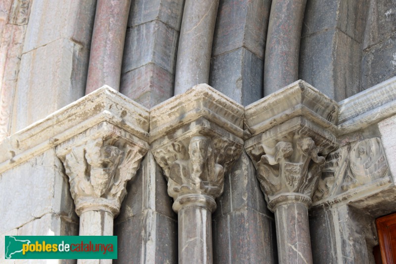 Puigcerdà - Església de Sant Domènec, capitells portal (Foto: Albert Esteves, 2019) Puigcerdà - Església de Sant Domènec, capitells portal