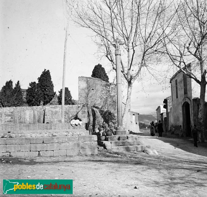 Alcover - Creu del portal de Sant Miquel (Foto: Josep Salvany -Fons Salvany, Biblioteca de Catalunya-, 1915) Alcover - Creu del portal de Sant Miquel
