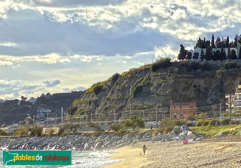 Arenys de Mar - Cementiri de Sinera, des de la platja (Foto: Albert Esteves, 2019) Arenys de Mar - Cementiri de Sinera, des de la platja