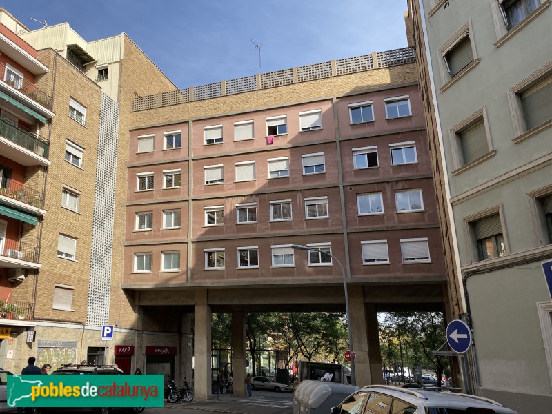 Barcelona - Habitatges del Congrés, plaça Dr. Modrego (Foto: Albert Esteves, 2019) Barcelona - Habitatges del Congrés, plaça Dr. Modrego
