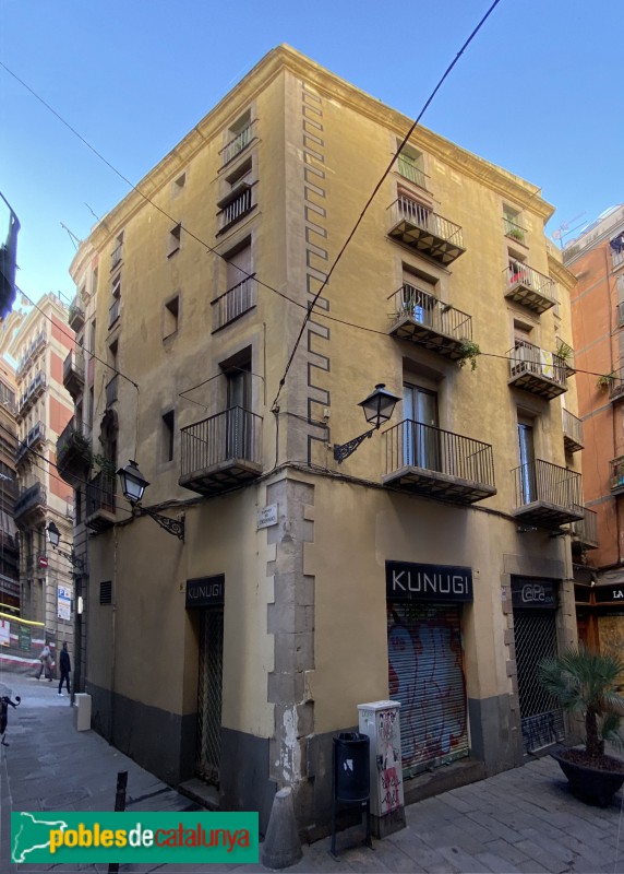 Barcelona - Ferran, 53, façana del carrer Call, 22 (Foto: Albert Esteves, 2019) Barcelona - Ferran, 53, façana del carrer Call, 22