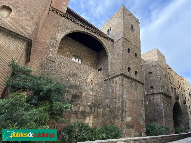 Barcelona - Muralles del carrer Sotstinent Navarro (Foto: Albert Esteves, 2019) Barcelona - Muralles del carrer Sotstinent Navarro