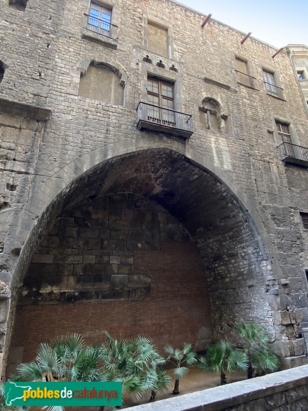 Barcelona - Muralles del carrer Sotstinent Navarro