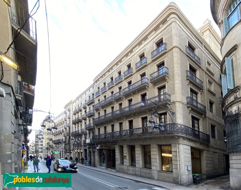 Barcelona - Carrer Jaume I, amb l'Hotel Barcino en primer pla