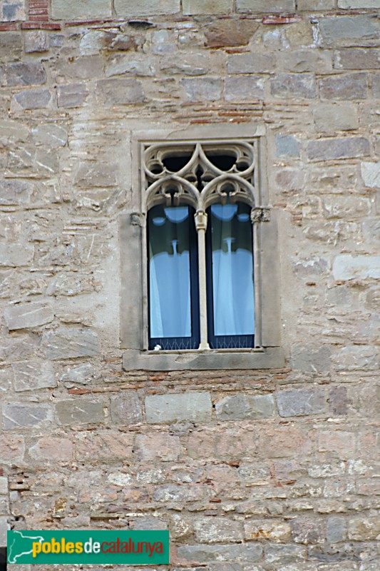 Barcelona - Palau Benet-Desvilar. Finestra gòtica, a la torre de l'antiga muralla (Foto: Albert Esteves, 2019) Barcelona - Palau Benet-Desvilar. Finestra gòtica, a la torre de l'antiga muralla