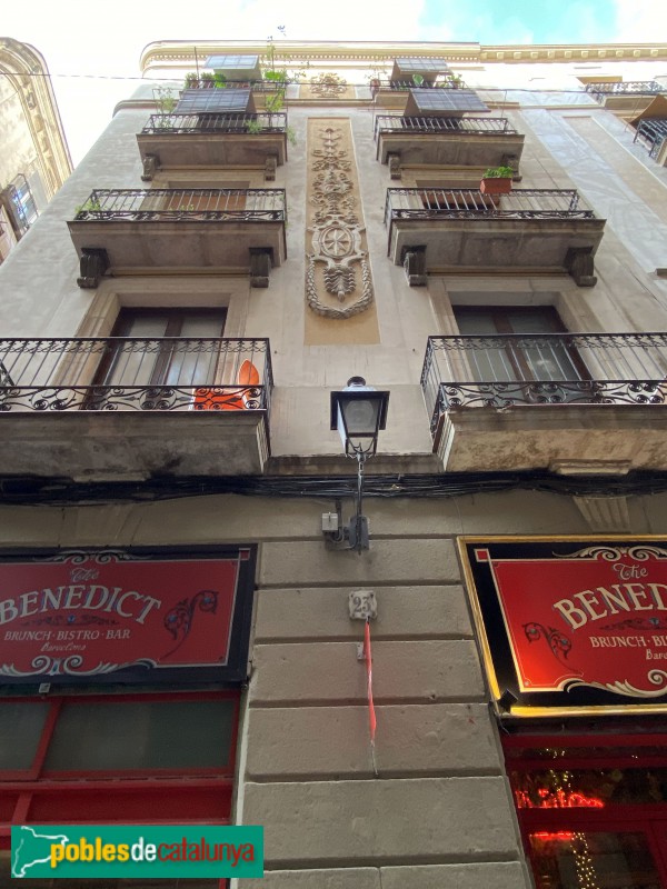 Barcelona - Groc, 3 (façana Gignàs, 23) (Foto: Albert Esteves, 2019) Barcelona - Groc, 3 (façana Gignàs, 23)