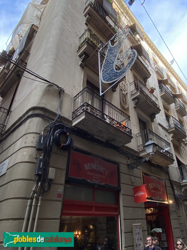 Barcelona - Groc, 3 (façana Gignàs, 23) (Foto: Albert Esteves, 2019) Barcelona - Groc, 3 (façana Gignàs, 23)