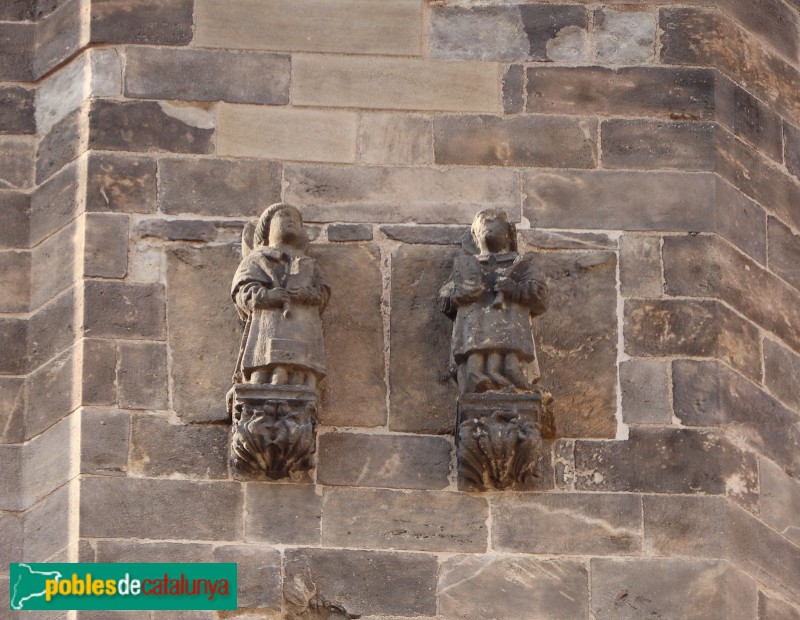 Barcelona - Església dels Sants Just i Pastor, imatges dels dos sants, adossats al campanar (Foto: Albert Esteves, 2019) Barcelona - Església dels Sants Just i Pastor, imatges dels dos sants, adossats al campanar