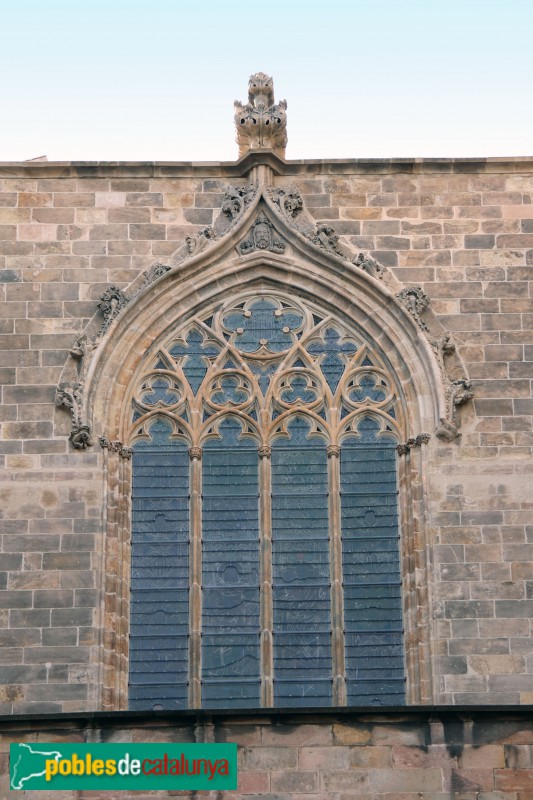 Barcelona - Església dels Sants Just i Pastor, finestral de la façana (Foto: Albert Esteves, 2019) Barcelona - Església dels Sants Just i Pastor, finestral de la façana