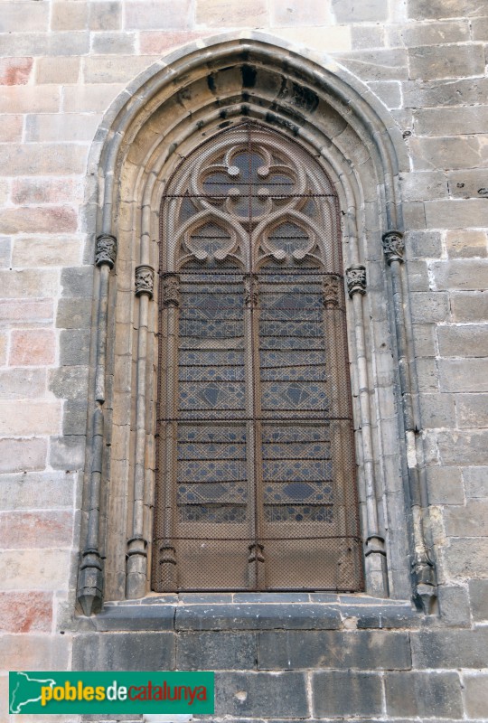 Barcelona - Església dels Sants Just i Pastor, finestral de la façana (Foto: Albert Esteves, 2019) Barcelona - Església dels Sants Just i Pastor, finestral de la façana