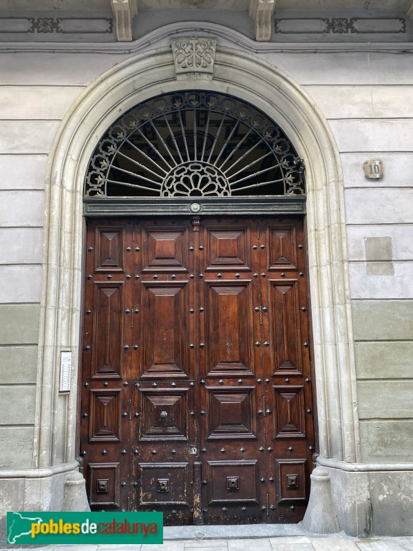 Barcelona - Porta d'un edifici del Passatge de la Pau (Foto: Albert Esteves, 2019) Barcelona - Porta d'un edifici del Passatge de la Pau