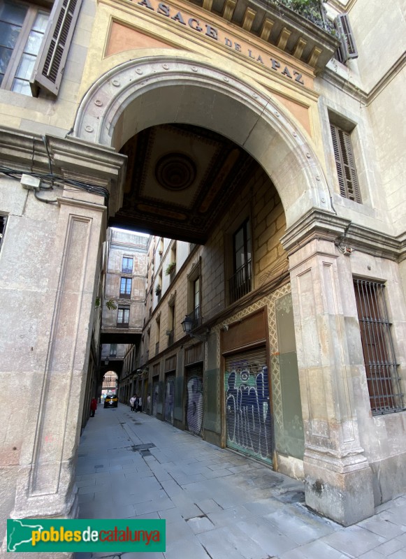 Barcelona - Passatge de la Pau, façana Josep Anselm Clavé