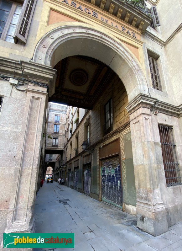Barcelona - Passatge de la Pau, façana Josep Anselm Clavé (Foto: Albert Esteves, 2019) Barcelona - Passatge de la Pau, façana Josep Anselm Clavé