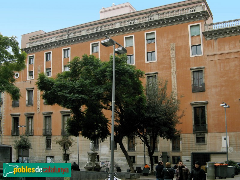 Barcelona - Ateneu Barcelonès. Façana de la plaça Vila de Madrid abans de la darrra reforma