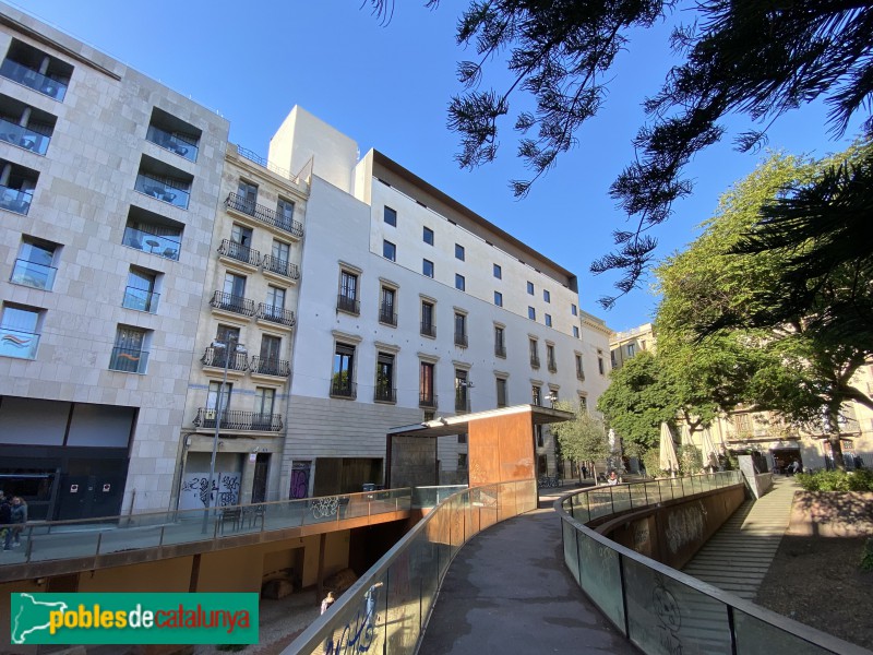 Barcelona - Ateneu Barcelonès. Façana de la plaça Vila de Madrid.