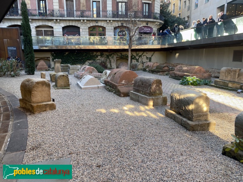 Barcelona - Jaciment sepulcral de la plaça Vila de Madrid