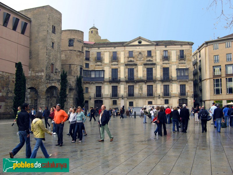 Barcelona - Palau del Bisbe. Façana de la Plaça Nova, pintura del Vigatà (Foto: Albert Esteves, 2007) Barcelona - Palau del Bisbe. Façana de la Plaça Nova, pintura del Vigatà