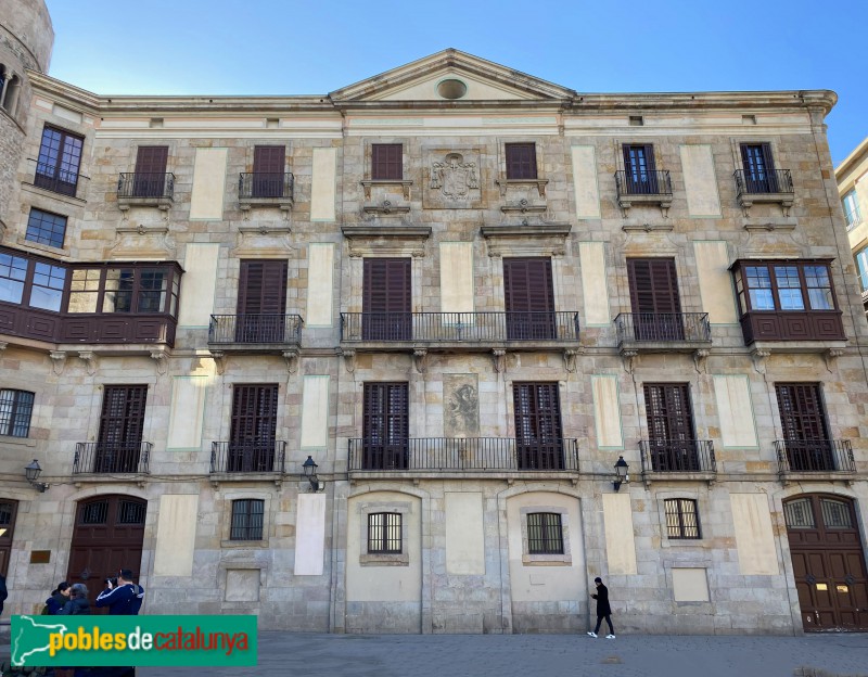 Barcelona - Palau del Bisbe, façana de la plaça de la Catedral