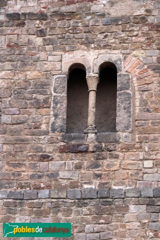 Barcelona - Finestra medieval a una torre de la plaça Nova