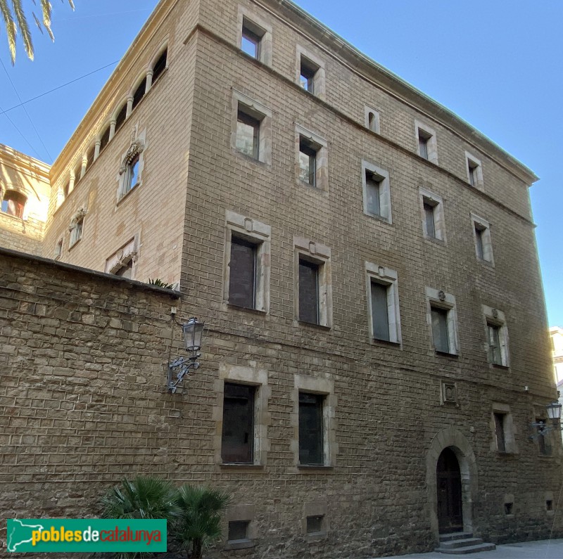 Barcelona - Casa del Degà, façana carrer Santa Llúcia