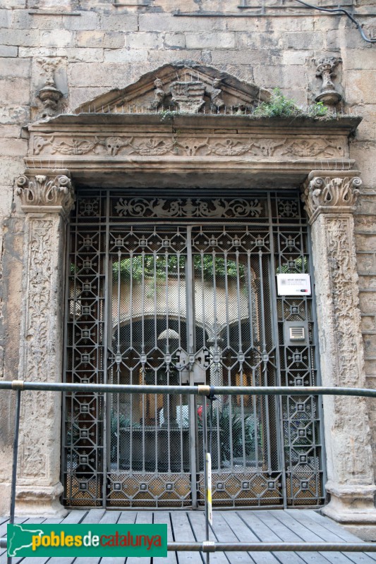 Barcelona - Casa de l'Ardiaca. Porta renaixentista