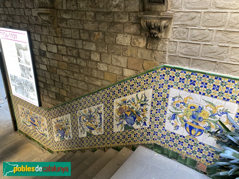 Barcelona - Casa de l'Ardiaca, claustre. Mosaics