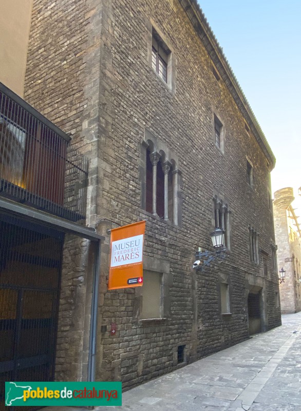 Barcelona - Sala de l'Audiència. Façana carrer dels Comtes