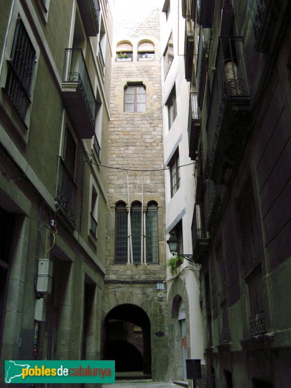 Barcelona - Casa dels Canonges del carrer del Bisbe, entrada carrer Paradís