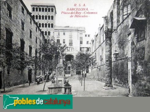 Barcelona - Una de les columnes, situada a la plaça del Rei (postal antiga)