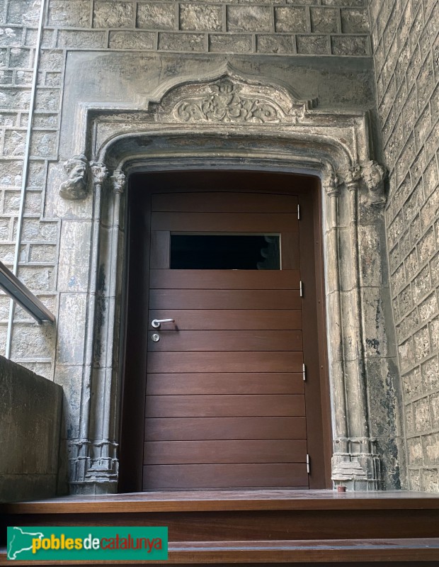 Barcelona - Pati interior del Museu Marés. Porta de la casa del carrer Templers (Foto: Albert Esteves, 2020) Barcelona - Pati interior del Museu Marés. Porta de la casa del carrer Templers
