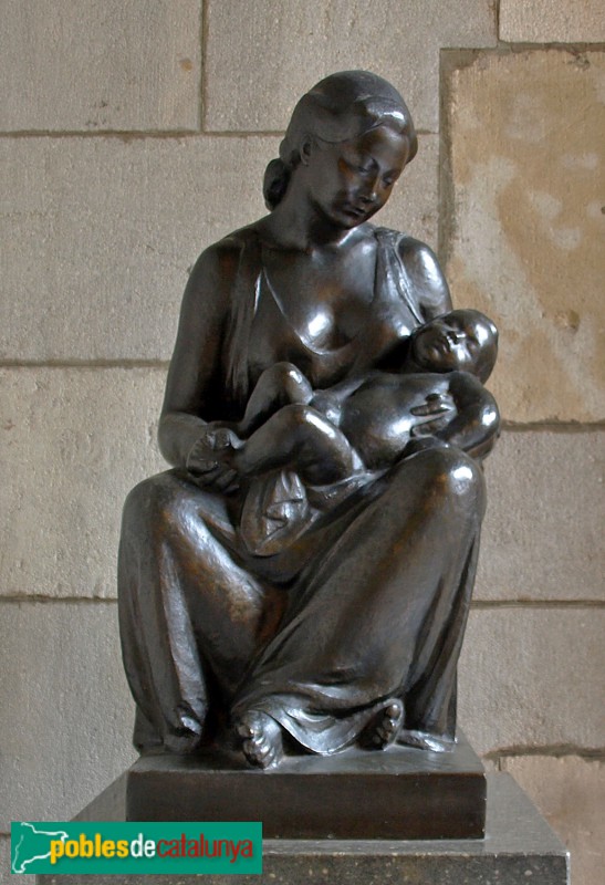 Barcelona - Casa de la Ciutat. Escultura Maternitat (Clarà)