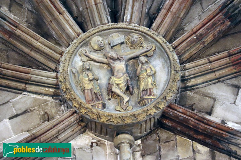 Barcelona - Catedral. Clau de volta. Crist crucificat entre la Mare de Déu i sant Joan