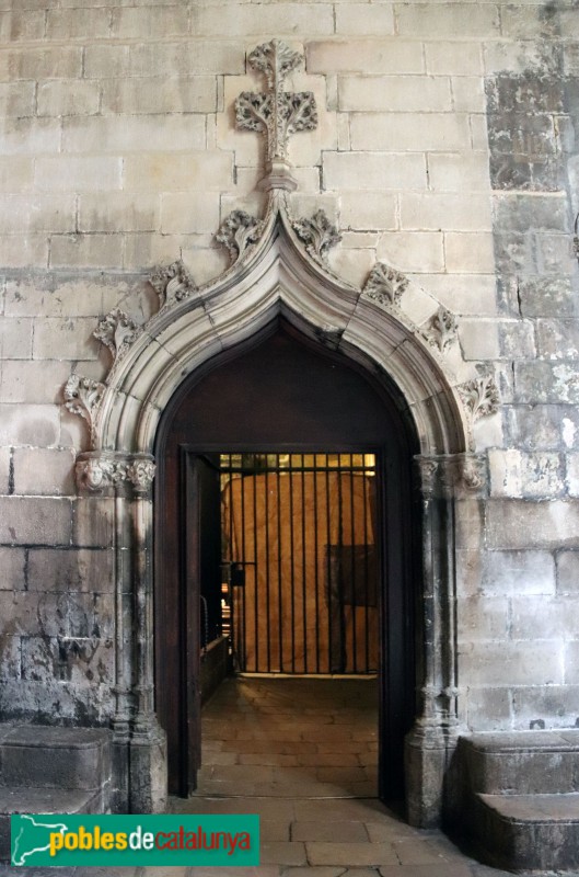 Barcelona - Catedral. Porta de la capella de Santa Llúcia, des del claustre