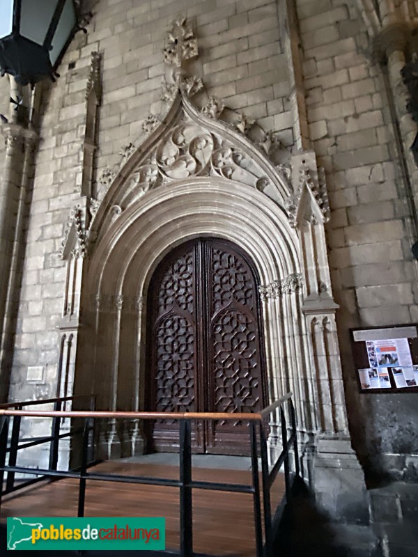 Barcelona - Claustre de la Catedral. Porta de l'antiga sala capitular