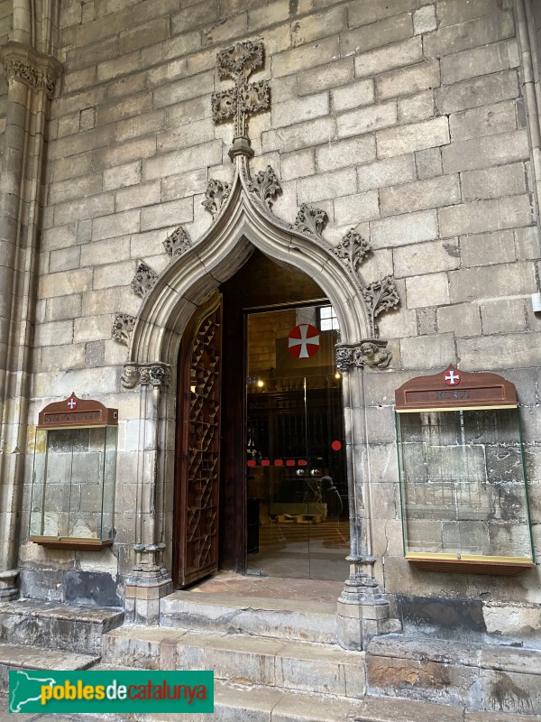 Barcelona - Porta del Museu de la Catedral (Foto: Albert Esteves, 2020) Barcelona - Porta del Museu de la Catedral