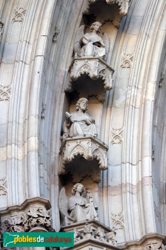 Barcelona - Catedral. Façana principal. Àngels, de Joan Roig Solé