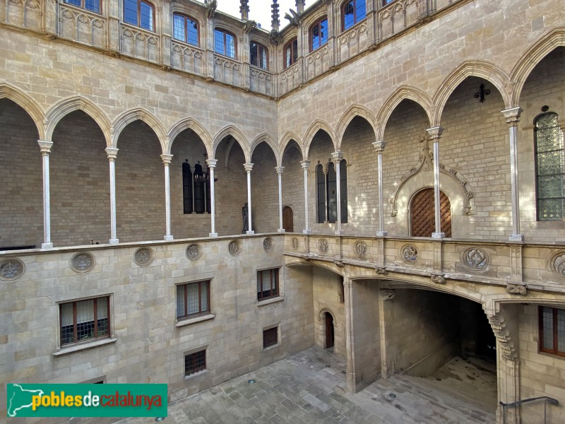 Barcelona - Palau de la Generalitat. Pati i galeries gòtiques