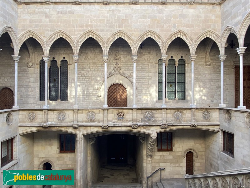 Barcelona - Palau de la Generalitat. Pati i galeries gòtiques