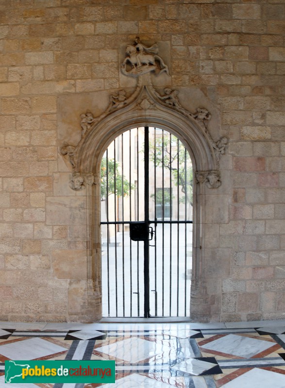 Barcelona - Palau de la Generalitat. Porta a la galeria gòtica (Foto: Albert Esteves, 2020) Barcelona - Palau de la Generalitat. Porta a la galeria gòtica