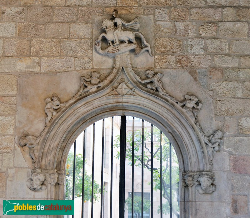 Barcelona - Palau de la Generalitat. Porta a la galeria gòtica