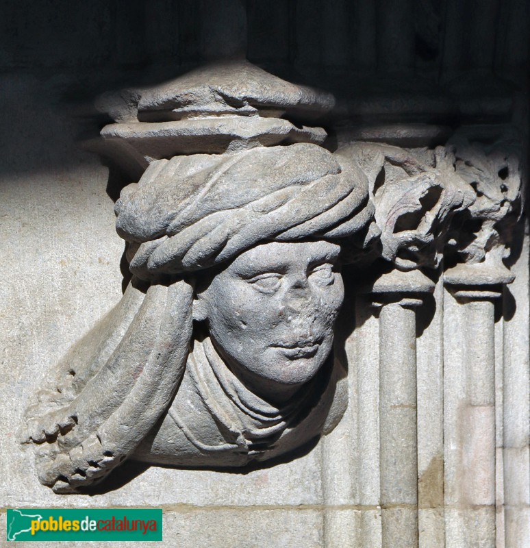 Barcelona - Palau de la Generalitat. Detall d'una porta a la galeria gòtica