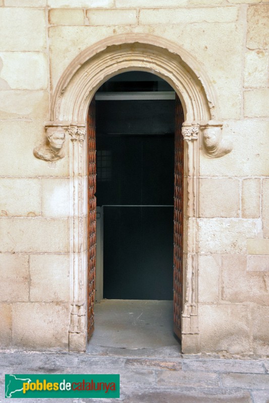 Barcelona - Palau de la Generalitat. Porta a la galeria gòtica (Foto: Albert Esteves, 2020) Barcelona - Palau de la Generalitat. Porta a la galeria gòtica