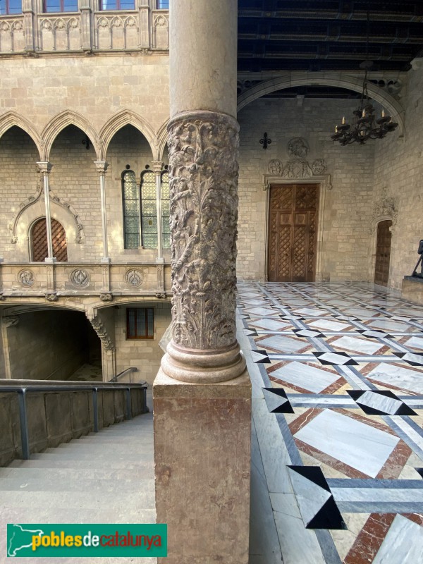 Barcelona - Palau de la Generalitat. Detall d'una columna renaixentista (Foto: Albert Esteves, 2020) Barcelona - Palau de la Generalitat. Detall d'una columna renaixentista
