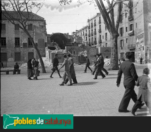 Barcelona - L'església de Santa Mònica enderrocada (Foto: Frederic Flos -Arxiu Fotogràfic Centre Excursionista de Catalunya-, anys trenta) Barcelona - L'església de Santa Mònica enderrocada