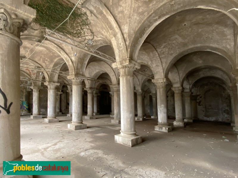 Barcelona - Jardins de Ca n'Altimira. Sala hipòstila